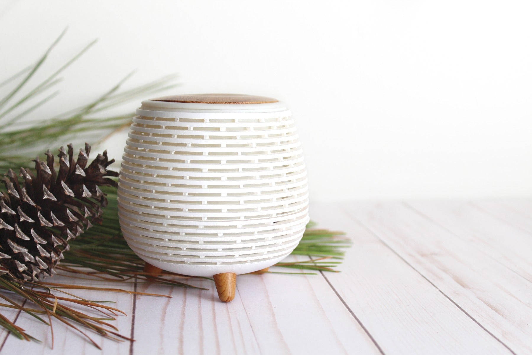 Plantlife Beehive Ultrasonic Diffuser – modern ceramic essential oil diffuser with pine accents, perfect for home aromatherapy décor.